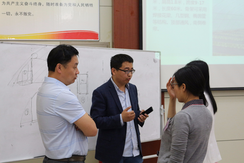 在課堂休息時(shí)，學(xué)員請(qǐng)教賈少華老師溫室的選擇與建造的知識(shí)